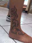 Florales Tribal-Tattoo auf dem rechten Fußrücken und der Wade - gestochen von Sara Klemp, Skinfactory Tattoo und Piercing, Bonn